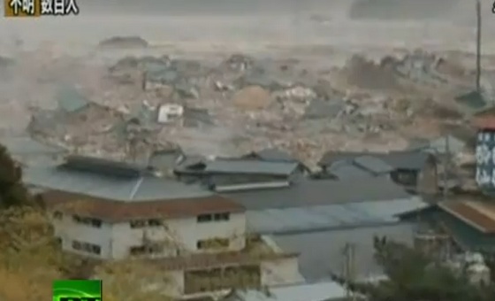 Vídeo del Terremoto en Japón desde una vista aérea en un helicóptero de las olas del tsunami gigante