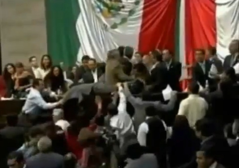 Diputados en México bailando con el Harlem Shake