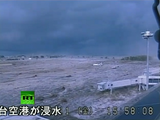 Vídeo del Terremoto de Japón capturado en una cámara de circuito cerrado de TV de las olas del tsunami golpeando el aeropuerto de Sendai